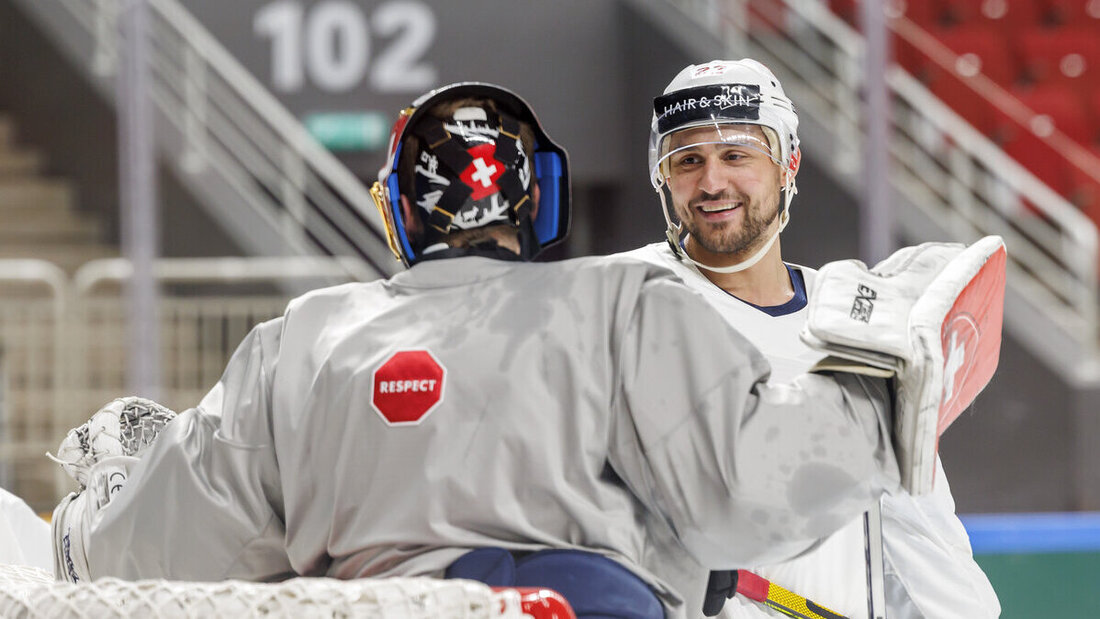Ein Herz fürs Churer Eishockey: Nino Niederreiter (rechts) und Leonardo Genoni werden zu Aktionären des EHC Chur. (Bild Keystone)