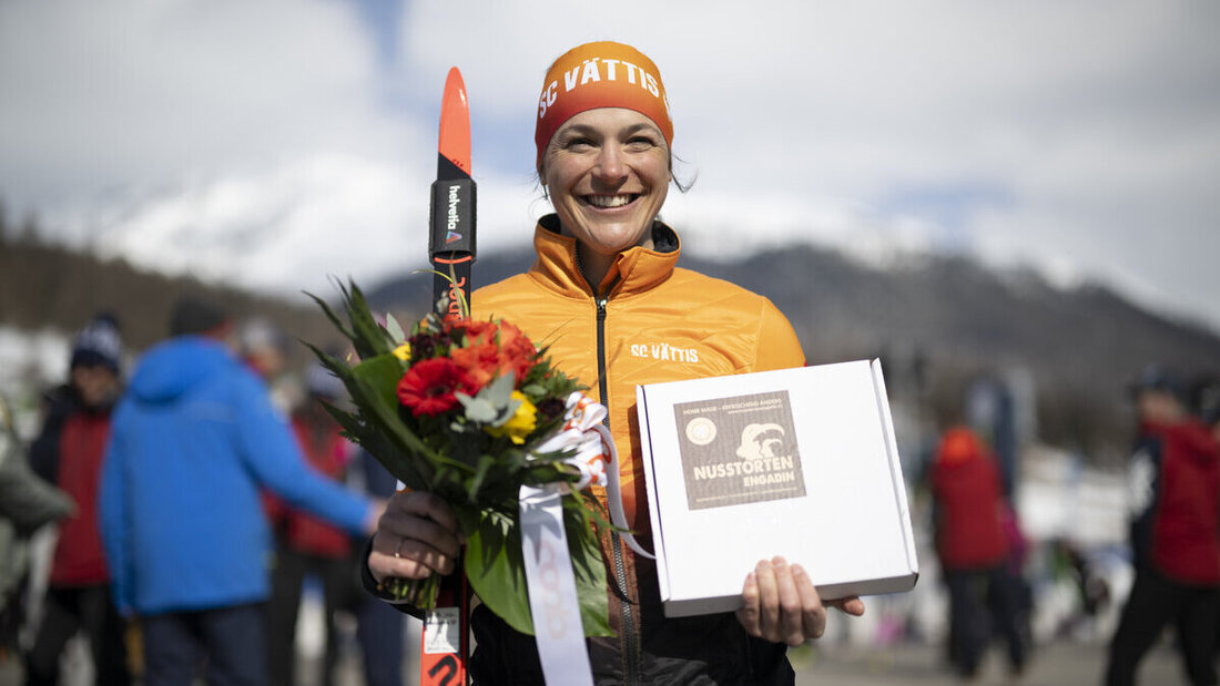 Strahlend im Ziel: Christa Ehrenzeller-Jäger wird Gesamtvierte und Erste in ihrer Kategorie. (Bild: Gian Ehrenzeller/Keystone)