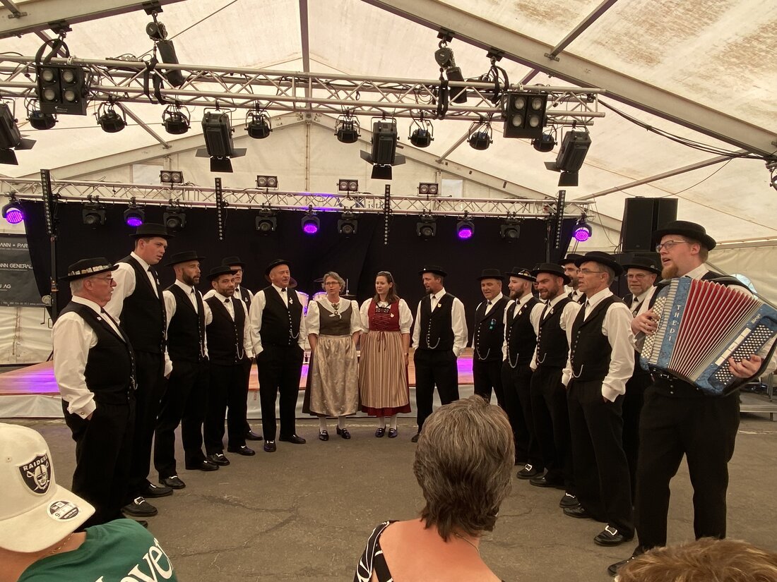 Bereichern das Sonntagsprogramm: Die Jodlerinnen und Jodler des Jodlerklubs Vilters. (Bilder Patricia Hobi, Michael Kohler, Pressedienst)