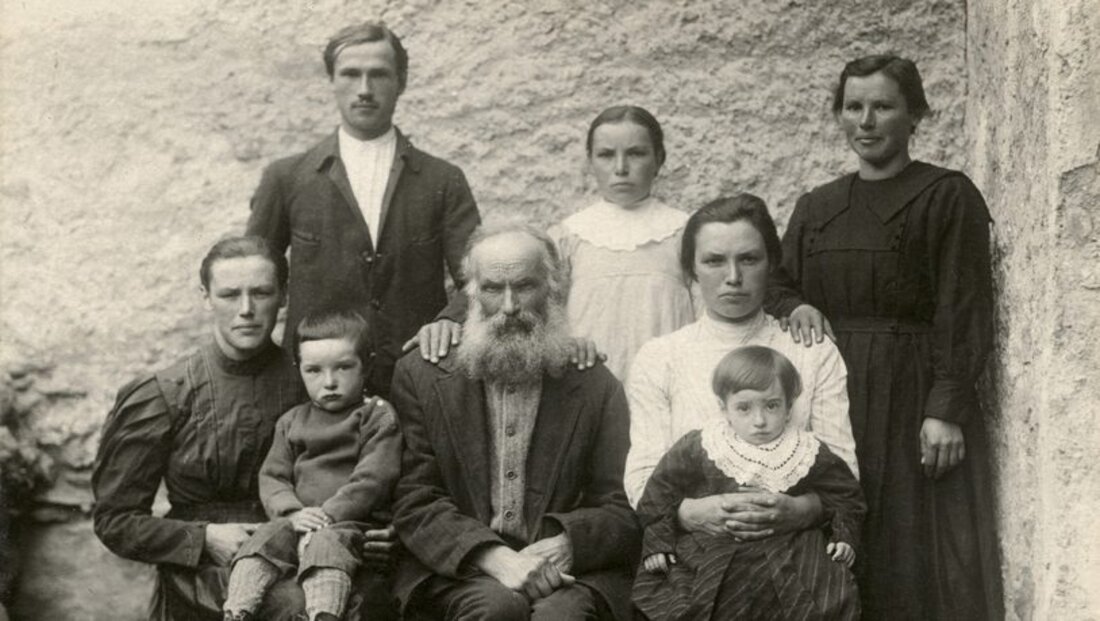 Altes Familienfoto der Familie Plozza aus Cavaione: Ein Nachfahre, Luca Plozza, setzt sich für den Erhalt des Dorfes ein. (Pressebild)