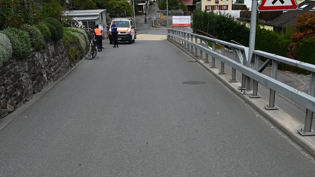 Die Unfallstelle: Bei der Verzweigung Fabrik-/Hertistrasse ist eine Frau schwer gestürzt. (Bild: Kantonspolizei)