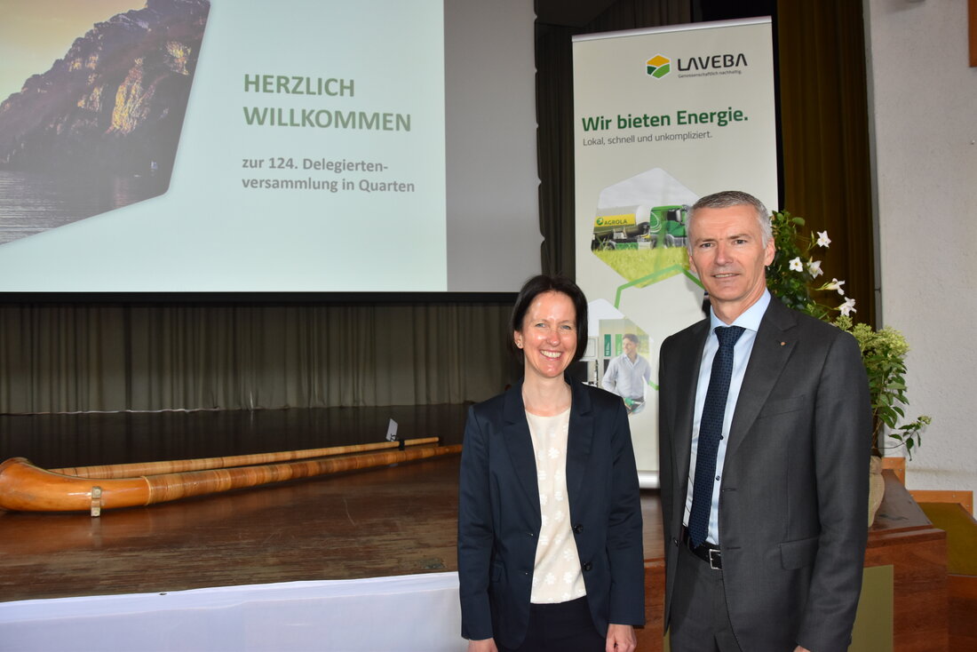Vorsitz in der Laveba-Geschäftsleitung: Sommerlich-urtümliches Ambiente im «Neu-Schönstatt» für die Verabschiedung von Peter Bruhin nach 22 Jahren und die Vorstellung von Astrid Ziebart, die ab August das Ruder übernimmt. (Bilder Susan Rupp)