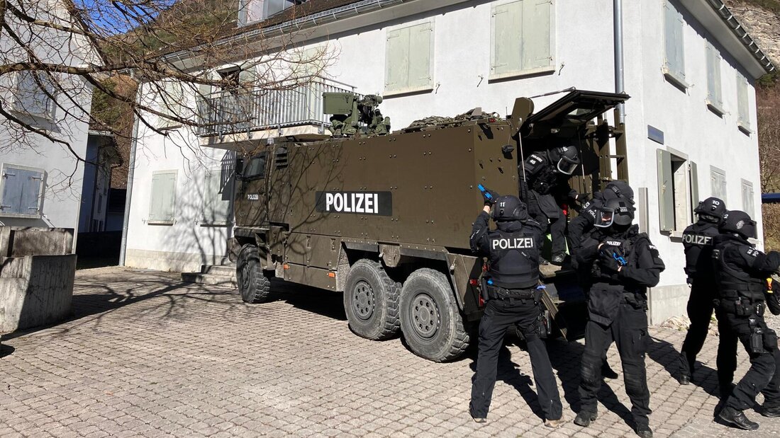 Übungseinsatz: Die Interventionseinheit des Kompetenzzentrums Süd unterstützt kantonsübergreifend Polizeikorps bei besonders anspruchsvollen Einsätzen – ausgerüstet mit schwerem Gerät. (Bild: Kantonspolizei Glarus)