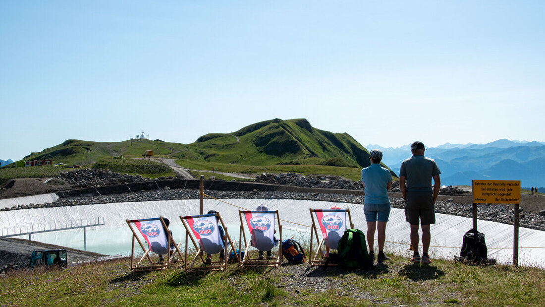 Spannend: Die Baustelle rund um den Speichersee lockt Interessierte an – und bietet bequeme Sitzgelegenheiten.