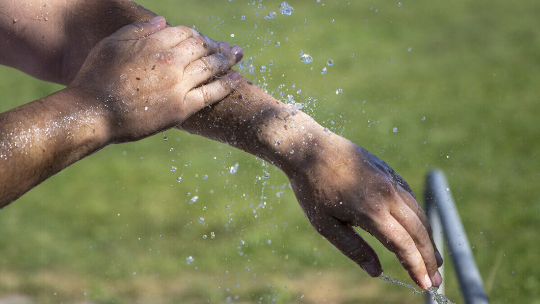 Wer in Wasser gebadet hat, in dem Entenflöhe vorkommen könnten, sollte sich anschliessend gründlich abduschen, um einer Badedermatitis vorzubeugen. (Symbolbild: Keystone)