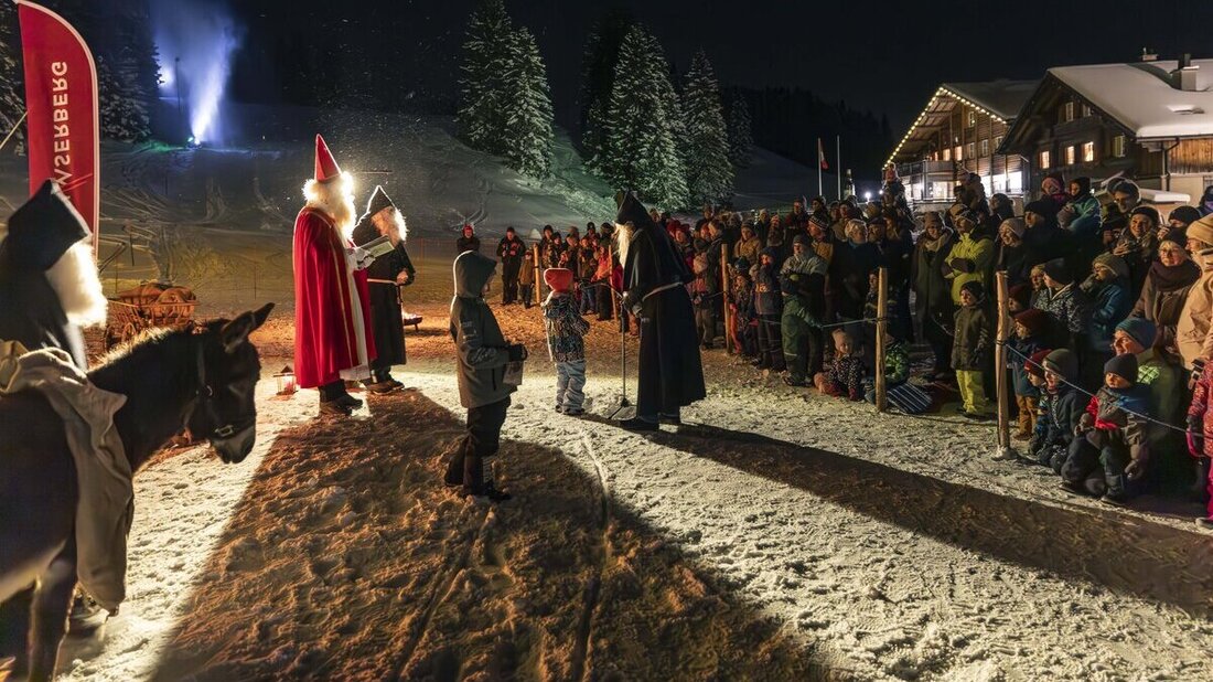 Gespannt lauschen Kinder und Eltern den Worten des Samichlauses.