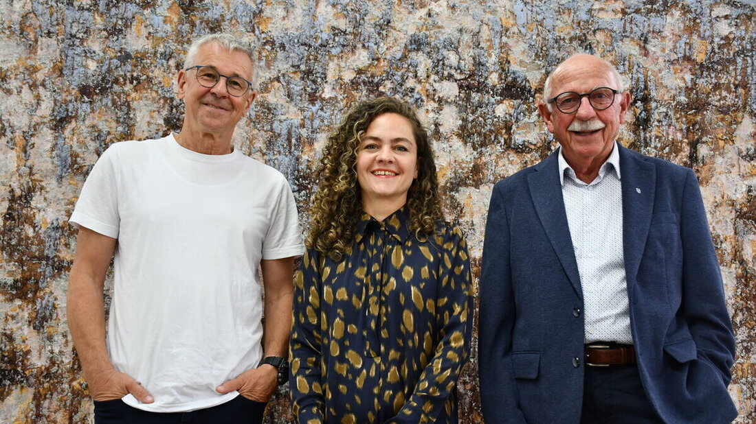 Das Museumbickel in Walenstadt zeigt «Faltungen»: Der Künstler Patrick Rohner, Kuratorin Noëmi Bechtiger und Stiftungsratspräsident Albert Etter (von links). (Bild: Guido Städler)