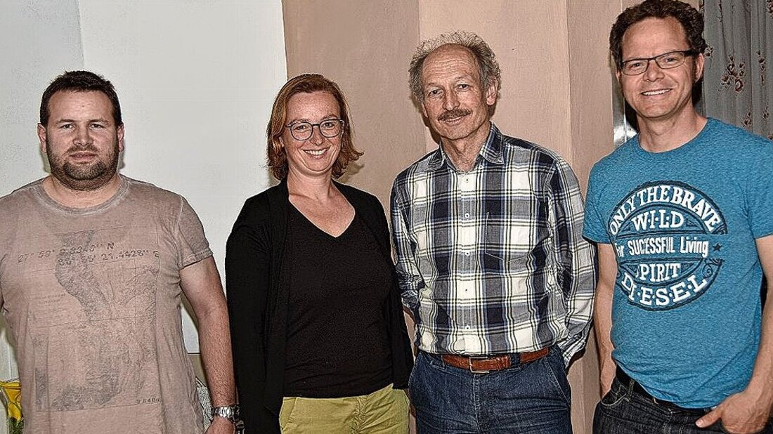 Der Vorstand der Energie-Genossenschaft Piz-Sol: Ueli Gnos, Anna Röllich, Thomas Keel, Thomas Bucher (von links). Bild Markus Roth 46497_46496.jpg