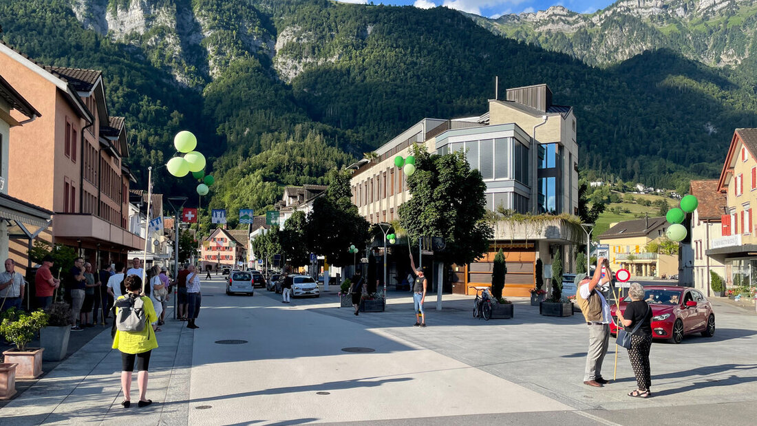 Neues Eingangstor ins Zentrum: Die Ballone symbolisieren, wo an der Bahnhofstrasse Bäume stehen könnten. (Bild: Ruedi Gubser)