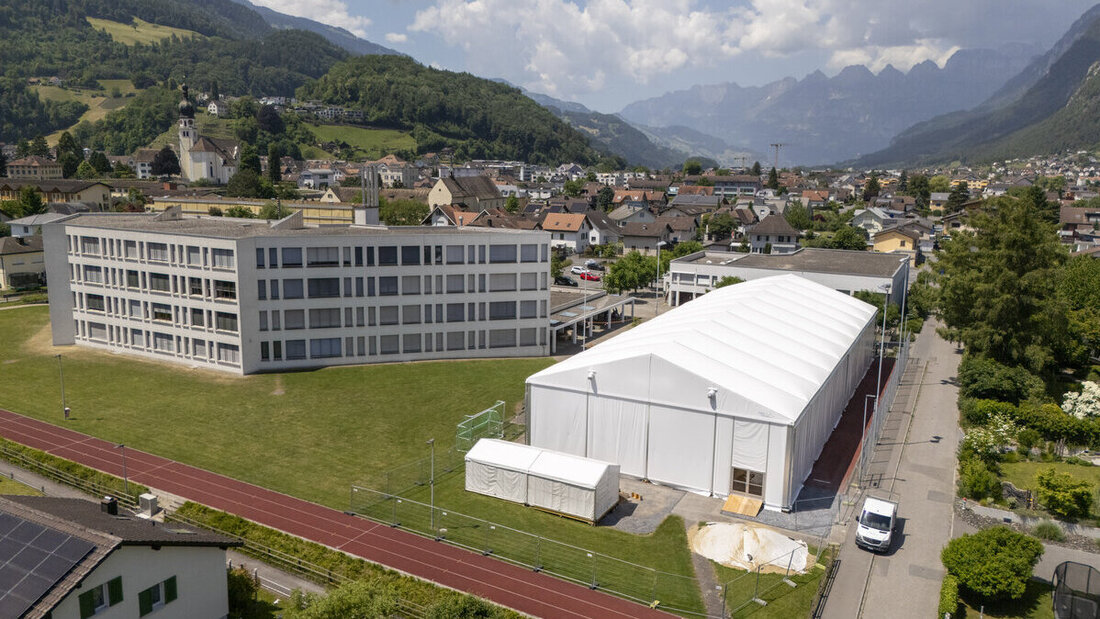 Turnen im Zelt: In diesem Provisorium findet ein Jahr lang der Sportunterricht auf dem Feldacker-Areal statt. (Bild: Gianluca Volpe)