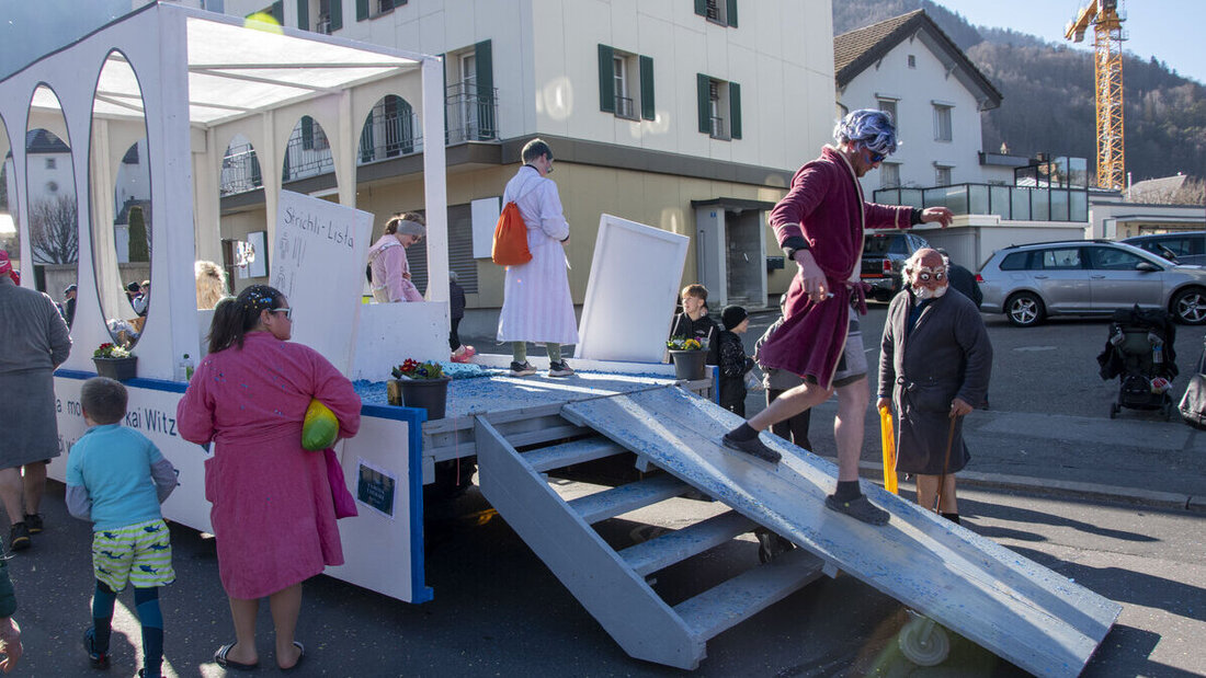 Heiter Sonnenschein am Fasnachtsumzug in Bad Ragaz: Mehr darüber gibt es am Donnerstag in der Printausgabe. (Bilder Susan Rupp)