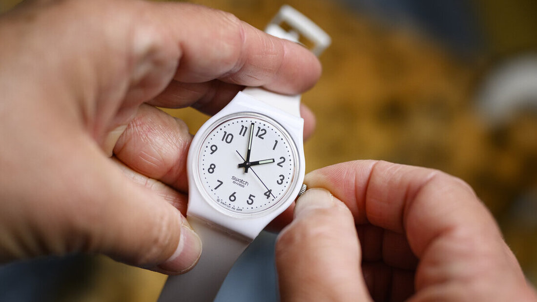 Bald ist es wieder soweit: Wer am Sonntag nicht zu früh aufstehen will, muss seine Uhr umstellen. (Symbolbild: Keystone)