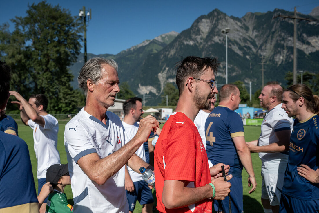 Begehrte Unterschriften: Thomas Bickel (Bild links) und Andy Egli haben einige Schreibarbeit zu verrichten.