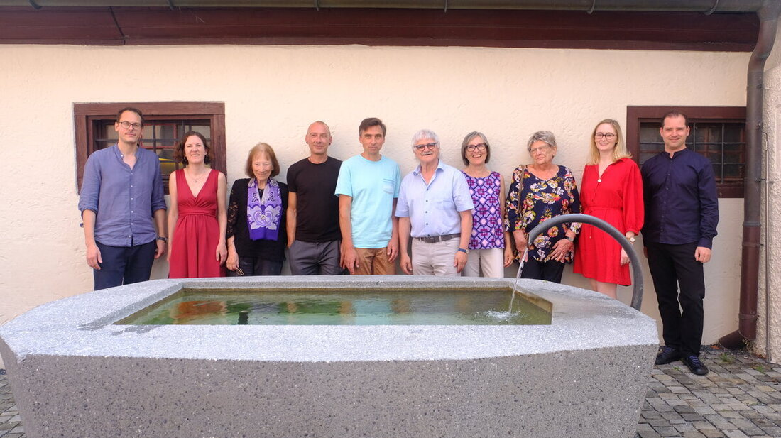 Immer wieder erstaunlich, wie die Ideen sprudeln: Die Literaturgruppe mit Ivo Bizozzero, Gabriela Bürgi, Ursula Germann, Werner Wildhaber, Tobias Ibele, Beda Zimmermann, Brigitte Aggeler, Gisela Salge und Miriam Derungs sowie Pianist Philipp Kohler (von links). (Bild: Pressedienst)