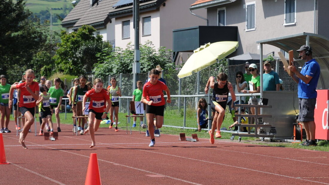 Achtung, fertig, los: Der TV Mels beim Sprintrennen. (Bild Laura Broder)