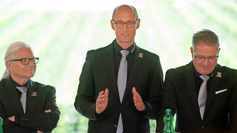 PK Pressekonferenz Medienkonferenz Medienmitteilung Eidgenössiches Schützenfest Chur Schiesssport Event Anlass Fläsch Weingut Davaz Carl Frischknecht Martin Candinas André Renggli