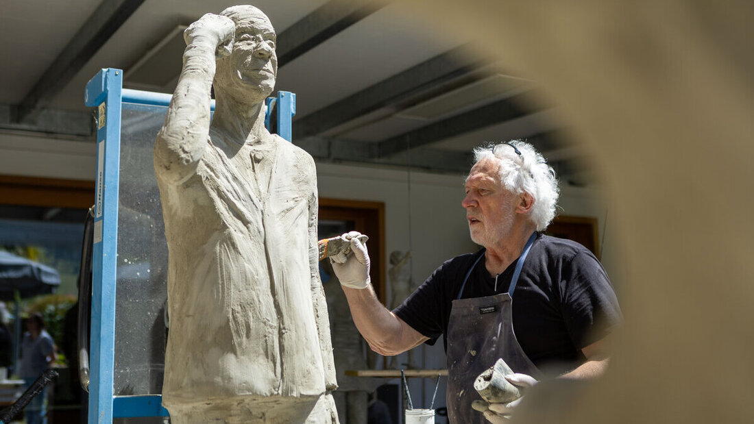 Ganz in seinem Element: Robert Indermaur arbeitet im Aussenbereich seines Ateliers im Domleschg an einer Skulptur, die nächstes Jahr an der 10.Triennale der Skulptur in Bad Ragaz ausgestellt wird. (Bilder: Gianluca Volpe)