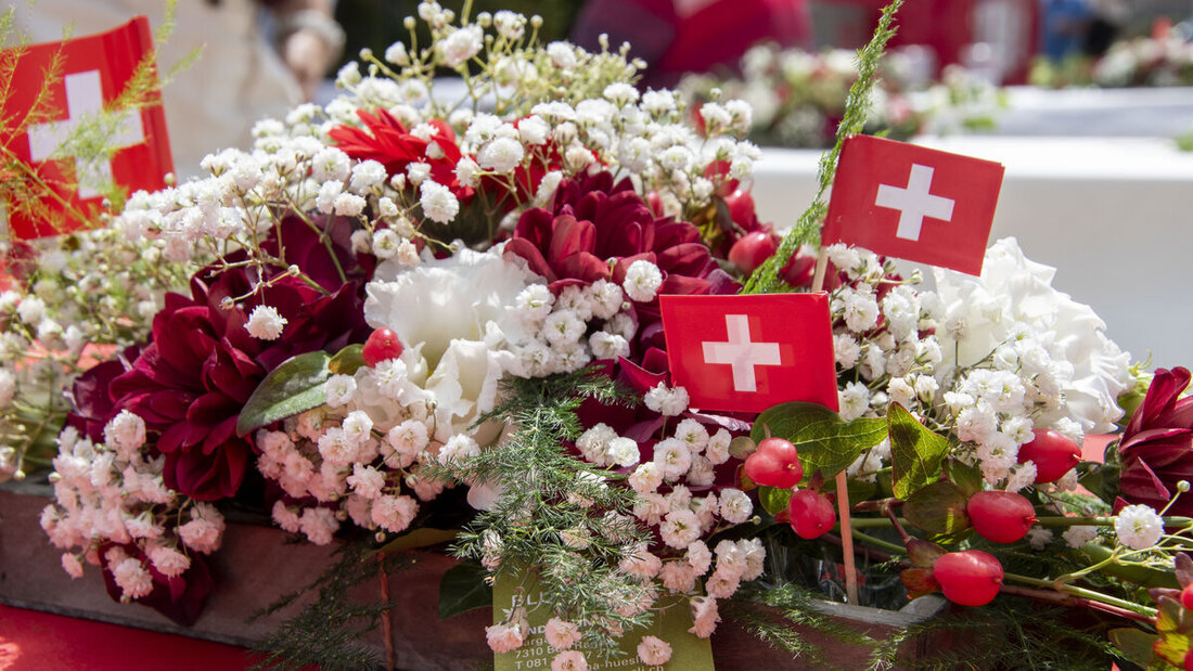 Die Schweiz steht im Mittelpunkt: Sogar die Tischdekoration am 1.-August-Brunch in Bad Ragaz ist ganz in Rot-Weiss gehalten. (Bild: Susan Rupp)