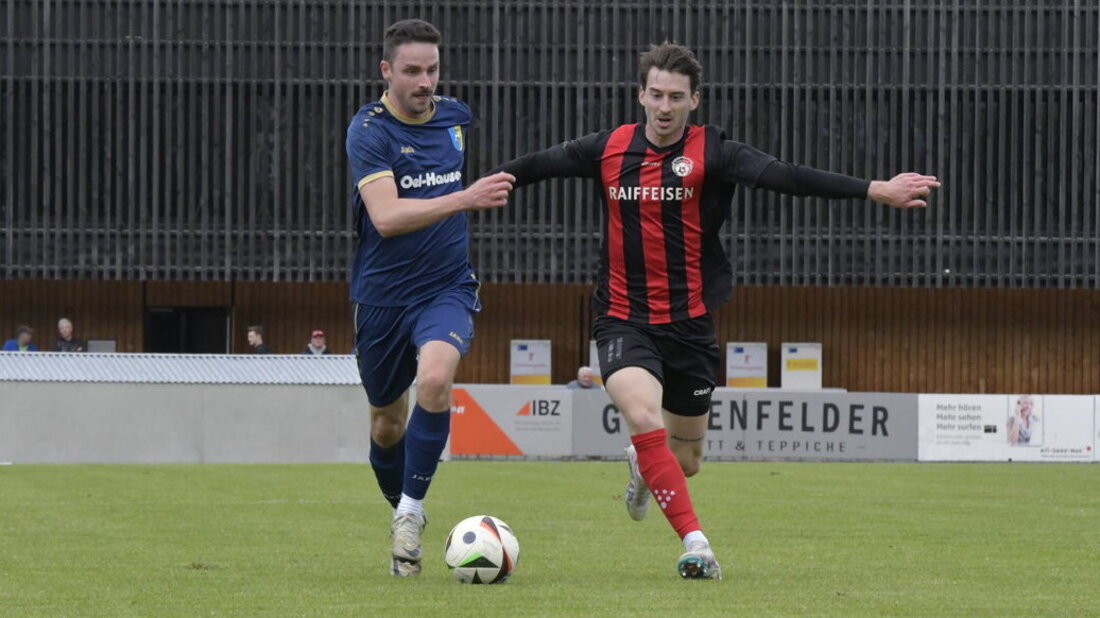 Zweiter und Dritter: Der FC Mels (links, mit Marco Kohler) und der FC Sargans (hier Valentino Zollino) mischen vorne mit. (Bild: Reto Voneschen)