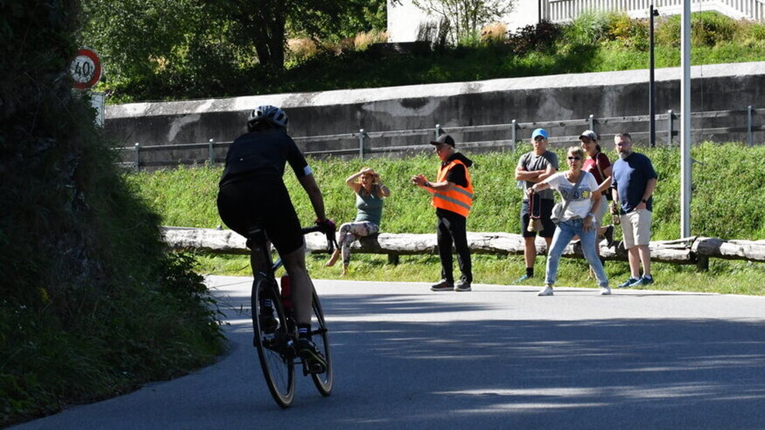 Letzte Kurve: Dieser Radrennfahrer wird
auf den letzten Metern zum Ziel unterstützt. (Bild Reto Voneschen)