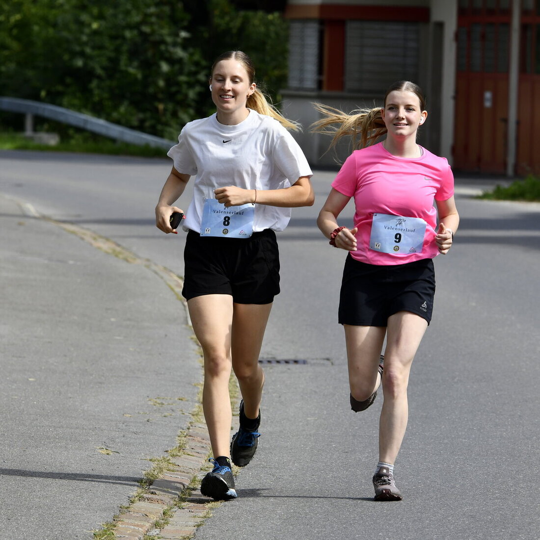 Gemeinsam vom Start bis ins Ziel: Alicia Truniger (8) und Simona Nigg (9) laufen auf die Sekunde genau die gleiche Zeit. (Bild Martin Nauer)