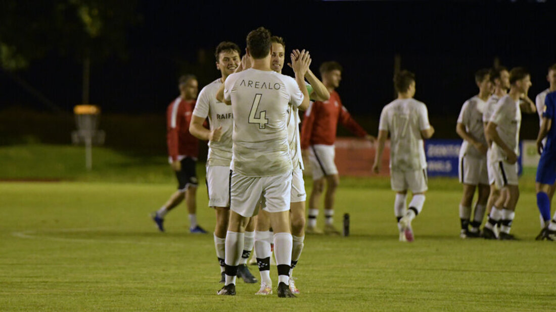 Späte Entscheidung: Beni Weber (Nr. 4) entscheidet die Partie zu Gunsten des FC Sargans. (Bild Reto Voneschen)