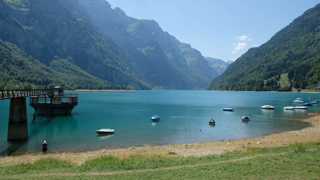 Feuersünder: Auf dem Klöntalersee hält die Polizei mit dem Boot Ausschau nach jenen, die das Feuerverbot nicht einhalten. (Bild: Fridolin Rast)