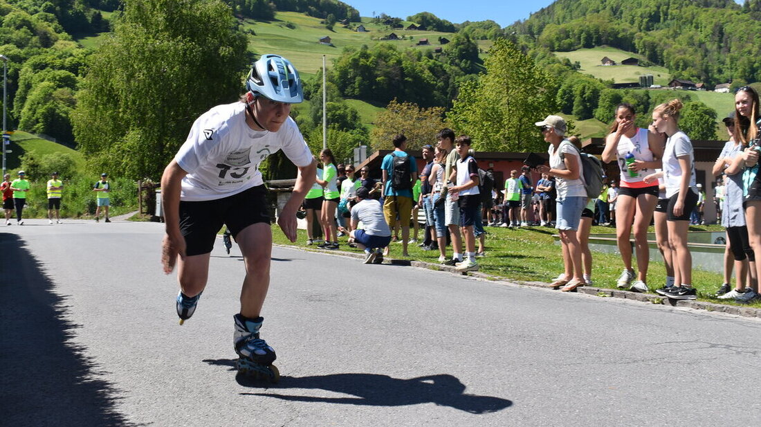 Von den Rollern in die Joggingschuhe: Inline-Skater flitzen durch das Dorf ...