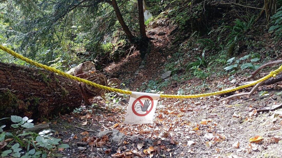 Absperrung: Offenbar wird ein verfallener Weg am Seerenbach wieder hergerichtet – noch ist er gesperrt. (Bild: Christine Schibschid)