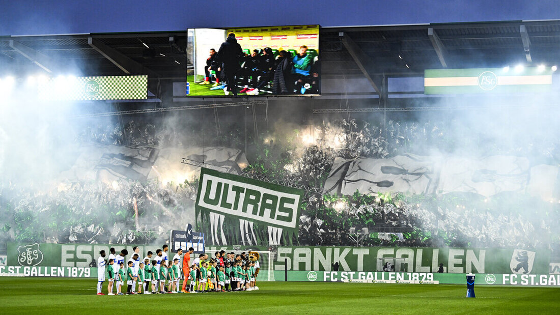 Nennen ihr Stadion künftig nicht mehr Kybunpark: Die Fans des FC St. Gallen (Bild: Keystone)