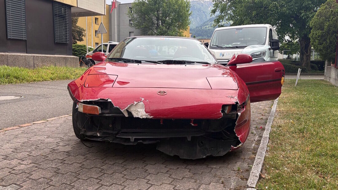 10 000 Franken Schaden: Ein Autofahrer ist in Sargans verunfallt. (Bild: Kantonspolizei St. Gallen)