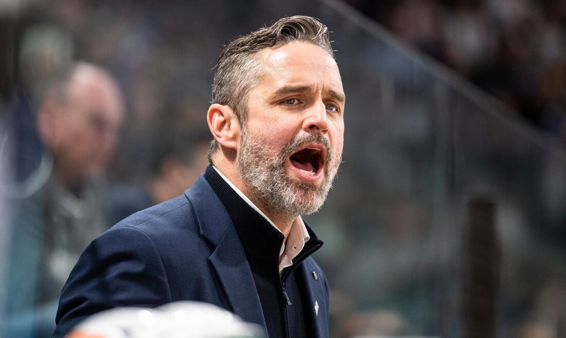 Der aufmerksame Blick des Chefs: Josh Holden geht in seine vierte Saison als Trainer des HC Davos. (Bild: Andreas Becker/Keystone)