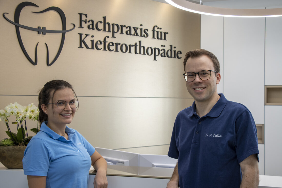 Die Gesichter der neuen Fachpraxis für Kieferorthopädie in Sargans: Dr. med. dent. Marc Dulla und Dentalassistentin Blerina Sadiku.(Bild Gianluca Volpe)