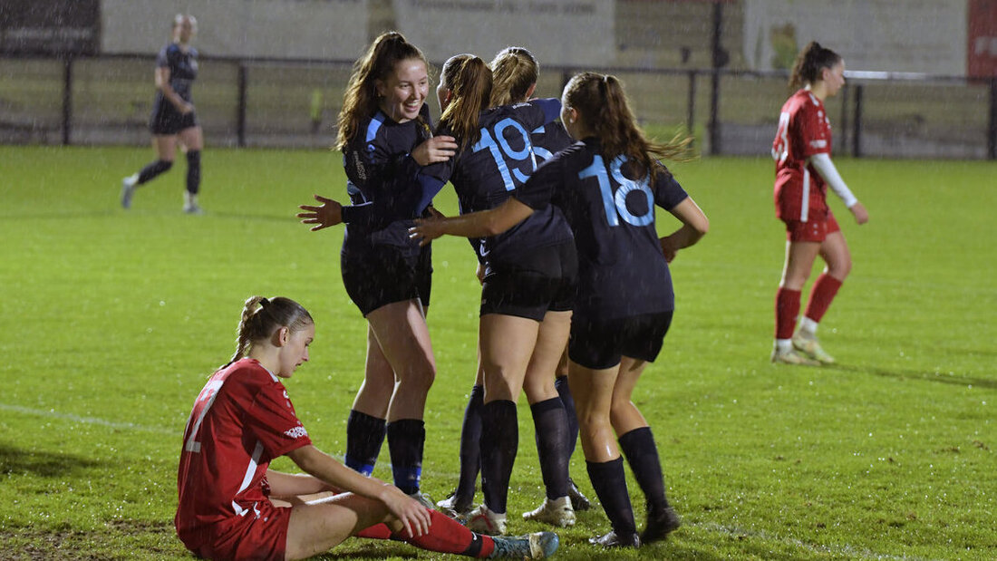 Jubel im Regen: Lia Imhof (ganz links stehend) wird für ihr 2:1 gefeiert. Bild Reto Voneschen