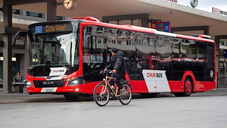 Stadtbus Bus Velo Velofahrer Velofahren Bushaltestelle wegfahren fahren Bahnhof Chur