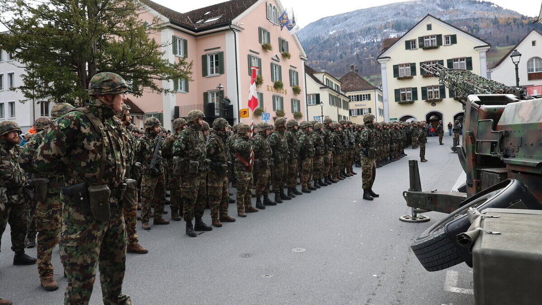 Schönes Ambiente und viel Publikum: Auf dem Melser Dorfplatz stehen Angehörige der M Flab Abt 32 zur Standartenrückgabe stramm. (Bild: Ignaz Good)