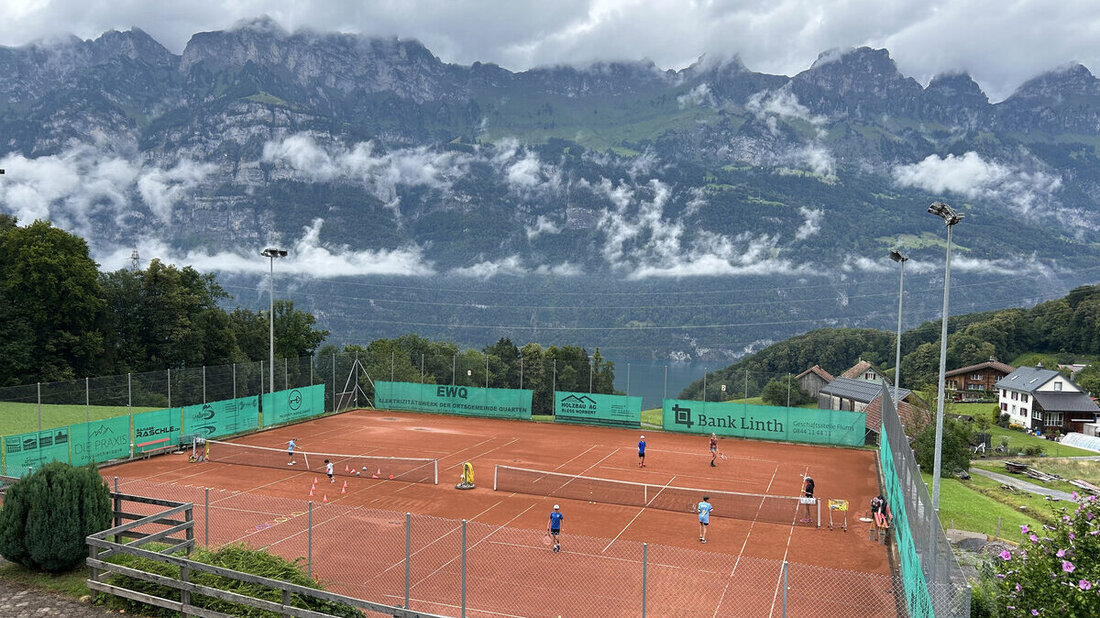 Einer der schönsten Kursorte: Erstmals wird auf dem Platz des Tennisclubs Terza in Oberterzen ein Sportwoche-Kurs durchgeführt. Gestern hats eine Zwangspause nach Regenschauern gegeben, die Aussicht bleibt aber grandios. (Bild Reto Voneschen)