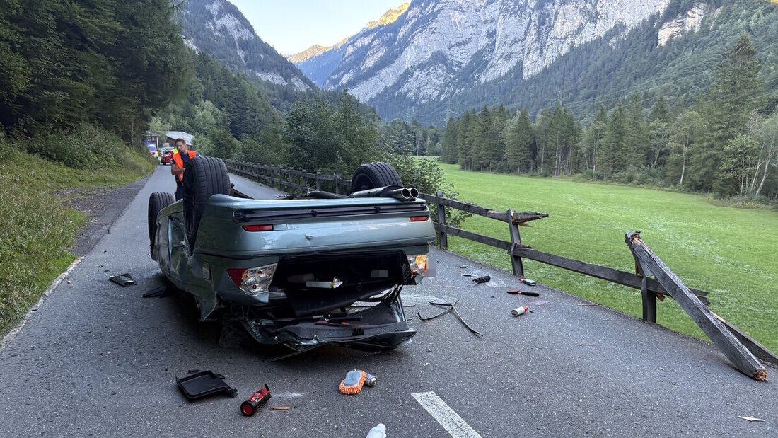 Tragischer Selbstunfall: Auf der Vättnerstrasse verliert ein 27-Jähriger sein Leben. (Bild: Kantonspolizei St.Gallen)