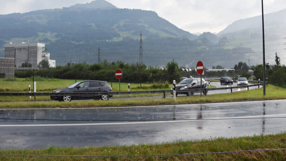 Hier staut es regelmässig: Die A3-Ausfahrt in Flums. (Bild: Michael Kohler)