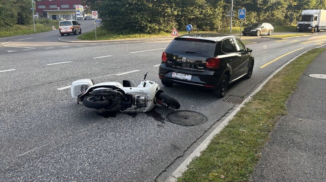 Das Motorrad und das Auto im Bild sind in Rapperswil-Jona zusammengestossen. (Bild: Kantonspolizei St.Gallen)