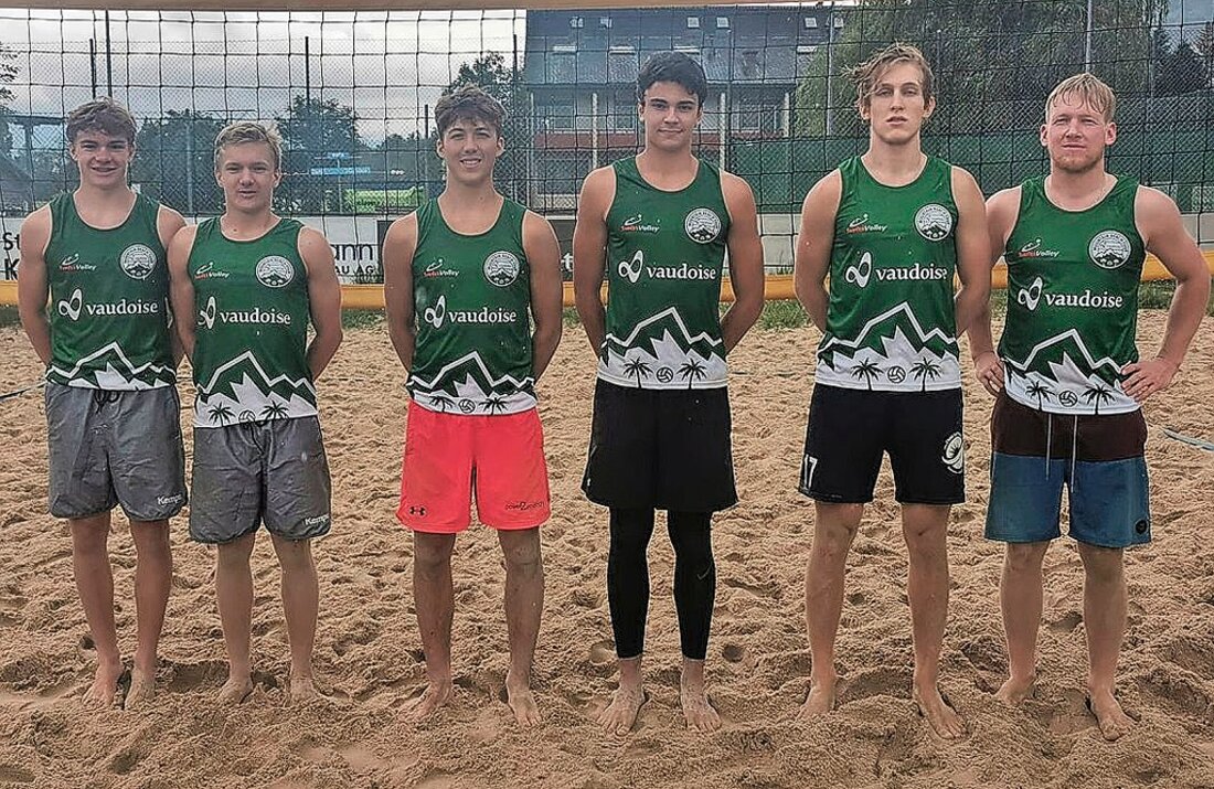 Kühler Wangser «Beach»: Das Duo Marco Moro/Joel Clement (Mitte) gewinnt das B1-Turnier vor den Brüdern Severin und Andri Broder (links) sowie David und Gian Aebli. Pressebild 26619_26621.jpg
