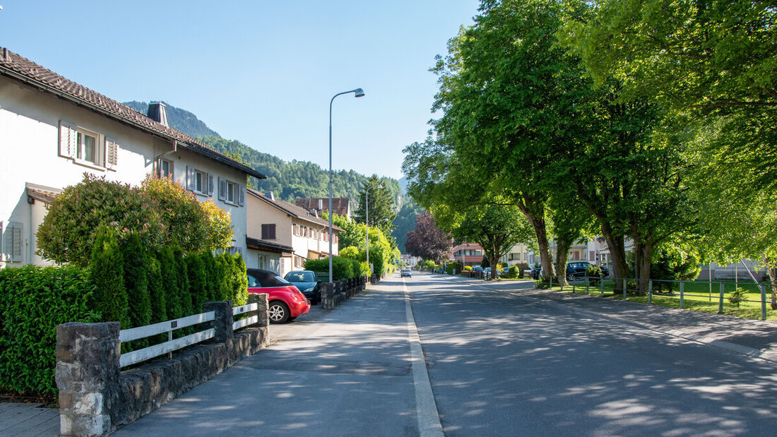 Soll umfangreich saniert und neugestaltet werden: die Bahnhofstrasse in Bad Ragaz. (Bild Susan Rupp)