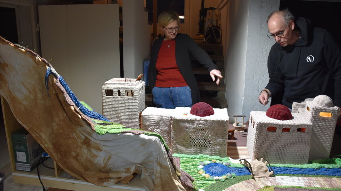 Mit Liebe zum Detail: Die Krippenlandschaft des Adventsfensters in der evangelischen Kirche Sargans besticht durch ihren wolligen Charme. Wer möchte, darf mithäkeln. (Bilder: Katrin Wetzig)