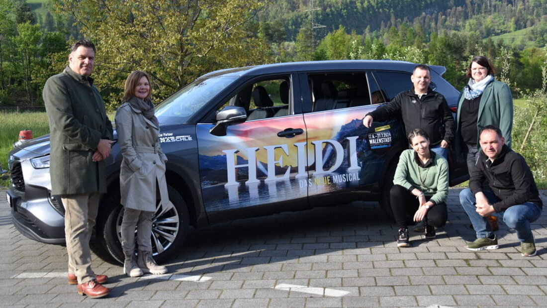 Das neue «Heidi»-Musical feiert am 12. Juni Premiere: Dass es bis dahin nur noch ein paar Wochen dauert, zeigen auch die Autos derGarage Raschle in Walenstadt, die diese den Vertreterinnen und Vertretern der Walensee-Bühne zur Verfügung stellt. (Bild Patricia Hobi)