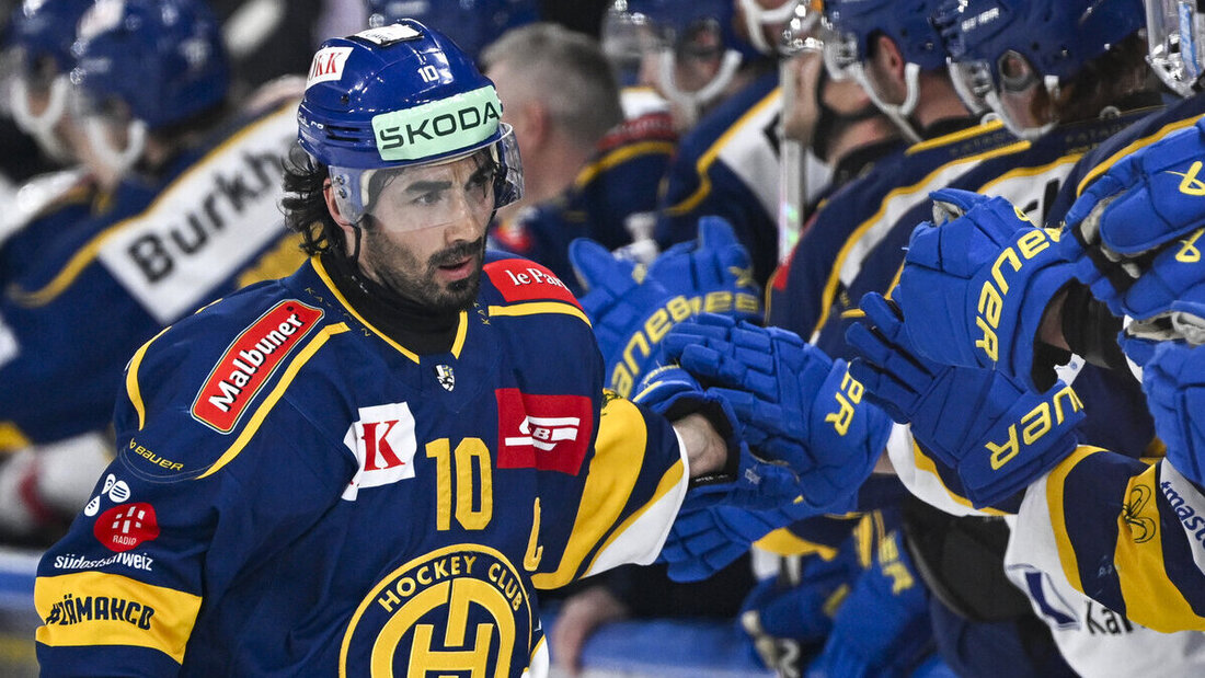 Fanliebling: HCD-Urgestein Andres Ambühl klatscht mit seinen Teamkollegen ab. (Bild Jürgen Staiger/Keystone)