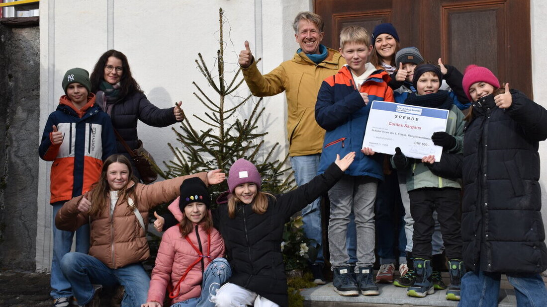 Zustupf für den Aktivitätenfonds: Lorenz Bertsch und Olivia Bernold freuen sich mit den Schulkindern über die Spende. (Bild: Katrin Wetzig)