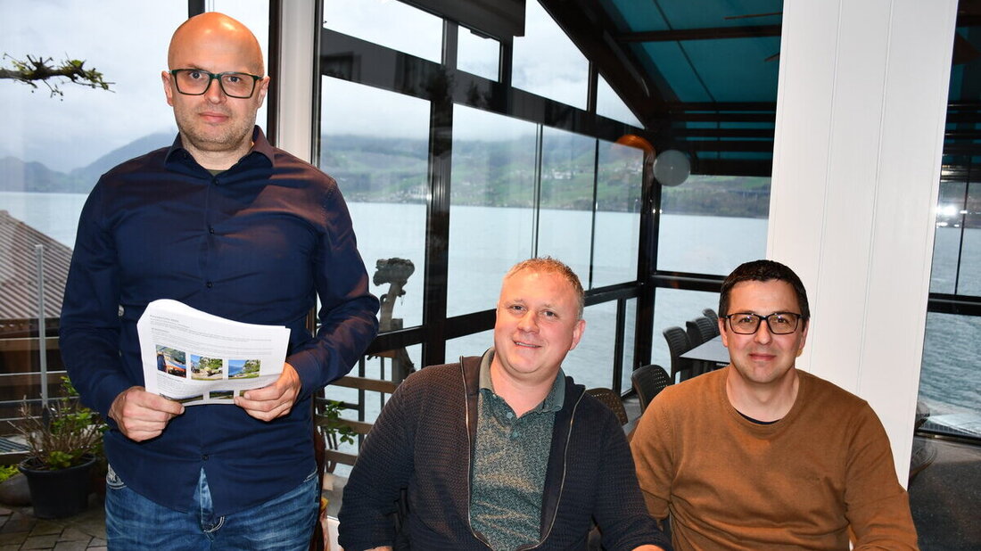 In Quinten überrascht von der Versammlungskürze: Ortpräsident Roman Walser (stehend) sowie die Verwaltungsräte (von links) Mischa Tschirky und Tobias Walser.
(Bild: Guido Städler)
