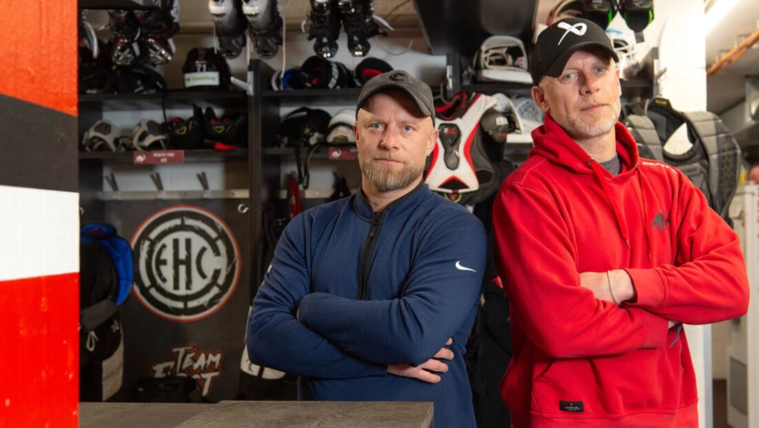 Seit Herbst 2021 das Trainerduo des EHC Chur: Jan von Arx (links) und Reto von Arx spielten seit 20 Jahren für den HC Davos. (Bild Olivia Aebli-Item)