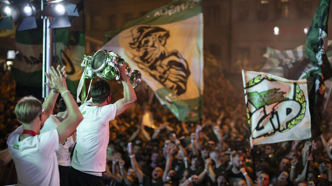 In Partylaune: Der Cupsieg des FCSG wird in St.Gallen ausgiebig gefeiert. (Bild: Gian Ehrenzeller/Keystone)