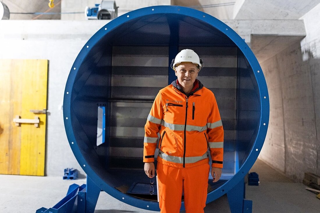 Einblick in den Berg: Chefbauleiter Stevo Rakinic führt durch den neuen, 5,5 Kilometer langen Sicherheitsstollen.